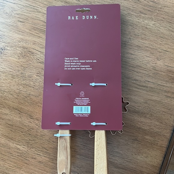 Rae Dunn spatula and cookie cutter set - Picture 5 of 5